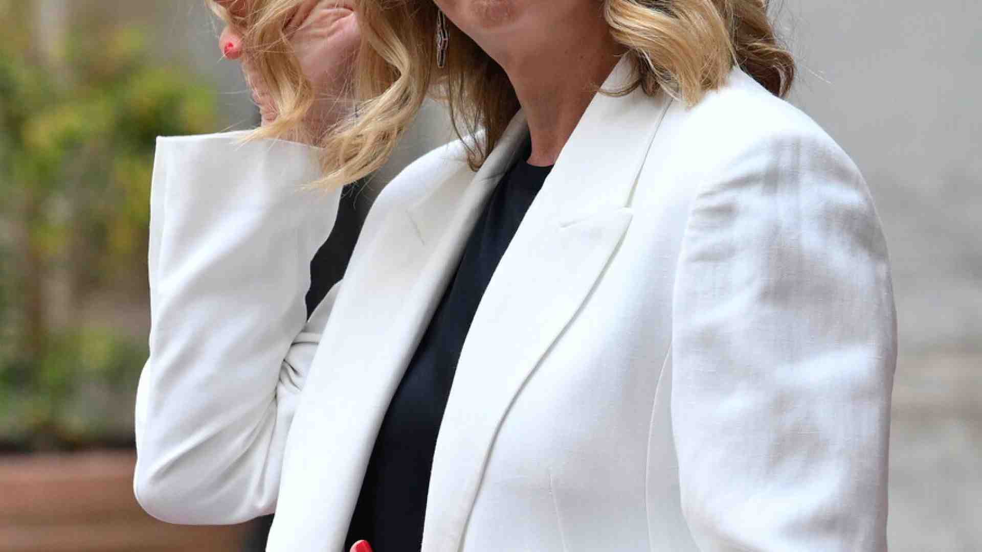 Le facce di Meloni & Co: così il governo ha somatizzato il potere. Ritocchini e bilancia contro il complotto dell'età