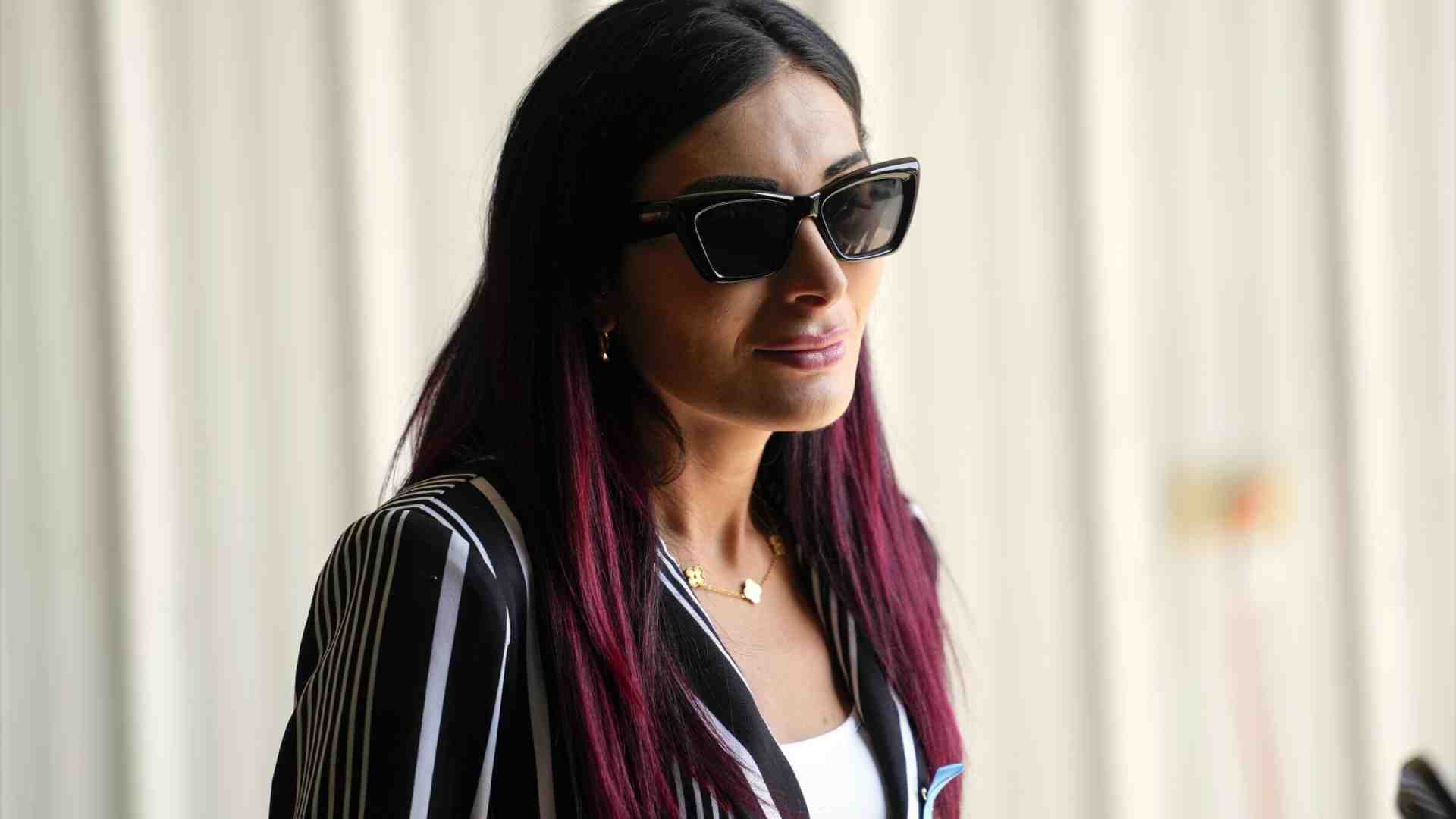 Laura Loomer riempie di complottismi la testa di Trump e fa infuriare un'altra trumpiana