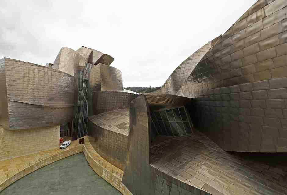 Il cielo su Bilbao, fra curve metalliche e immense spirali
