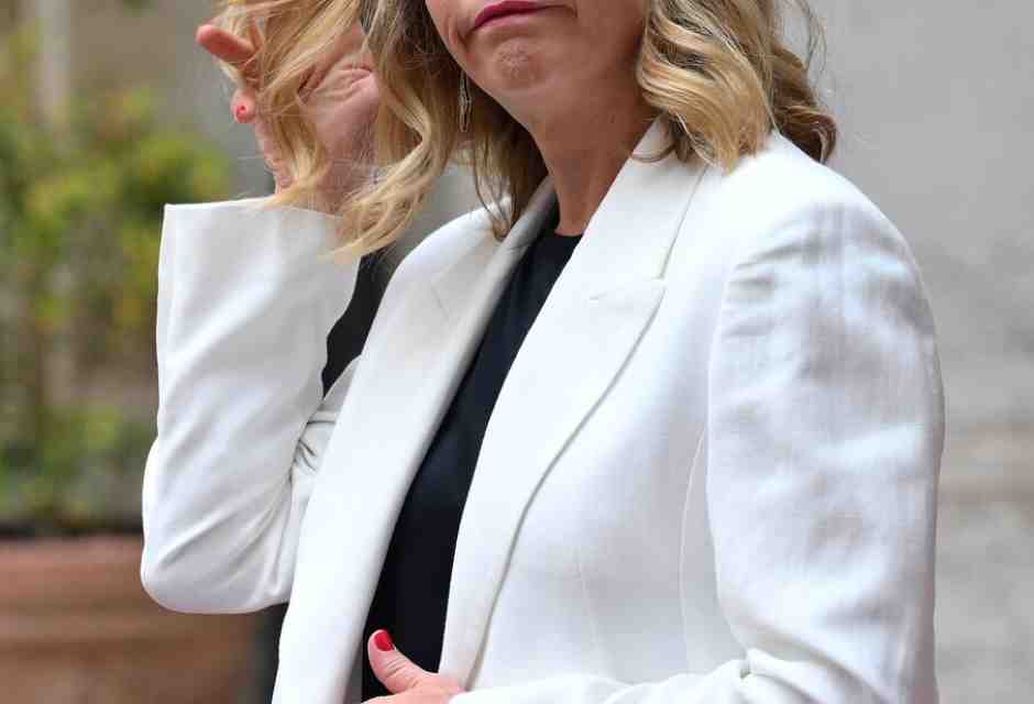 Le facce di Meloni & Co: così il governo ha somatizzato il potere. Ritocchini e bilancia contro il complotto dell'età