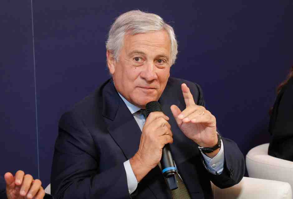 Tajani l'equilibrista: il doppio ius scholae di Forza Italia manda in tilt destra e sinistra