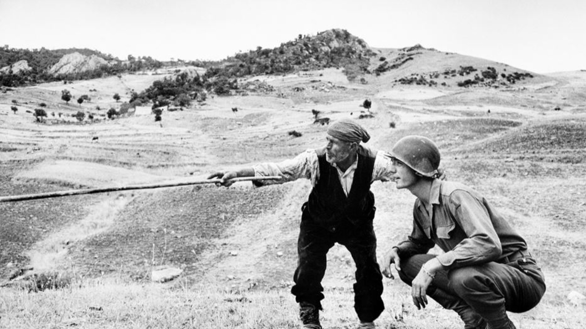 Il contadino siciliano e la strada che indica Capa