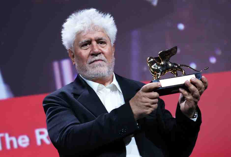 Padre Pedro: da ribelle e anticonformista, Almodóvar è diventato vescovo laico progressista e allineato