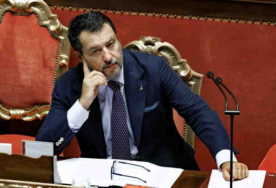 La resistenza di Salvini: striscioni ai caselli, Musk a Pontida. Per Meloni resta al governo anche con condanna