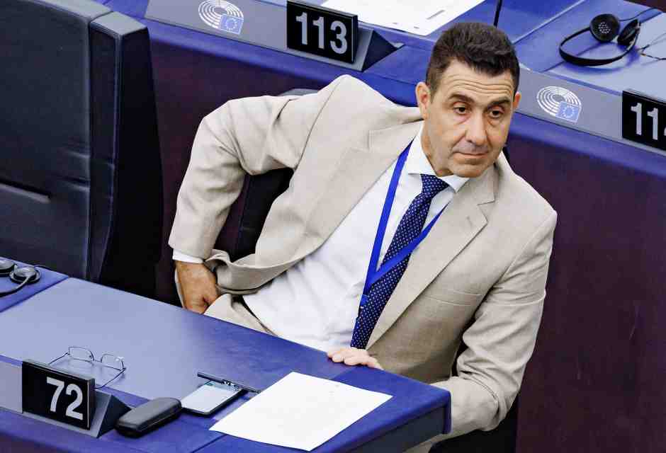 I Patrioti rimuovono Vannacci dalla vicepresidenza. E lui sbotta coi giornalisti