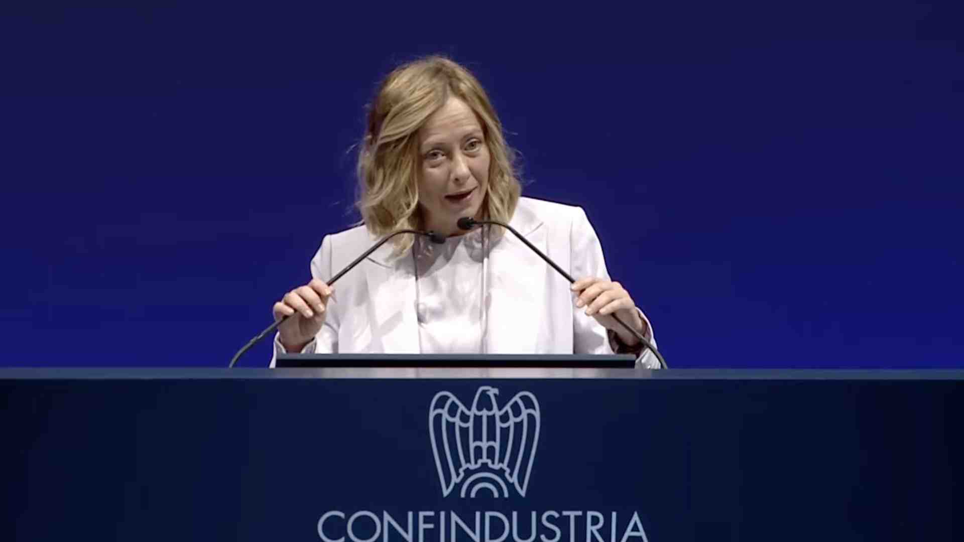 Applausi e convergenze tra Meloni e Orsini all'assemblea di Confindustria