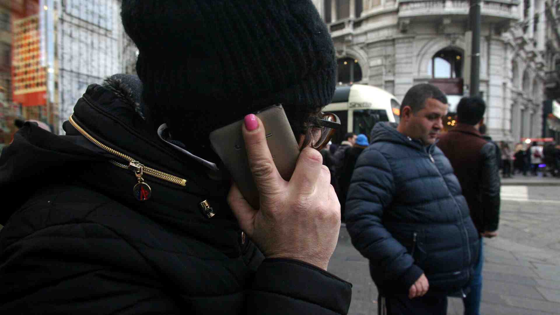 Gli italiani si disgustano del contatto fisico: lo conferma la filosofia