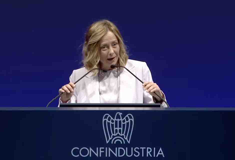 Applausi e convergenze tra Meloni e Orsini all'assemblea di Confindustria