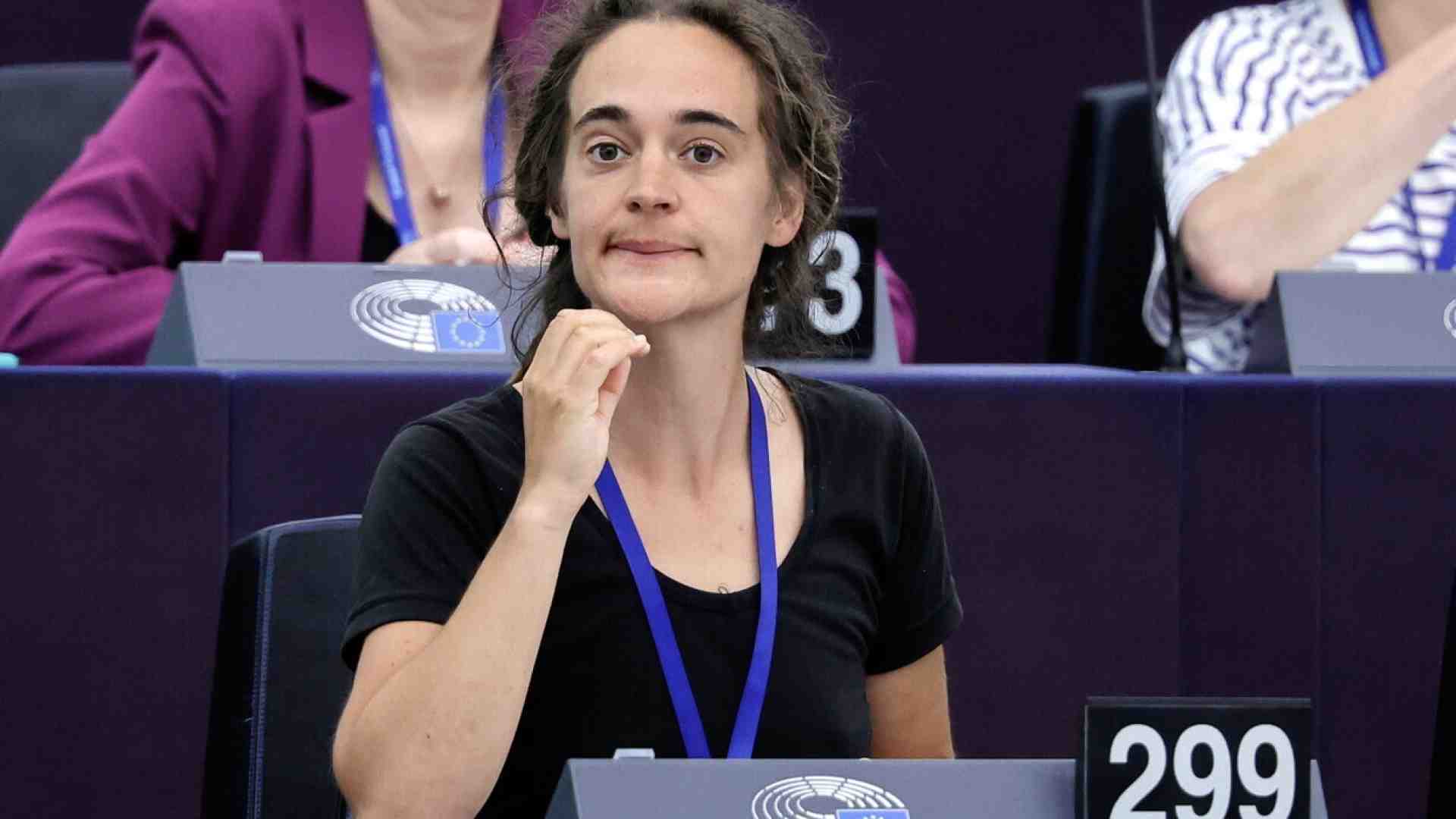 Sorpresa Rackete: la capitana vota a favore dell'uso di armi occidentali in territorio russo