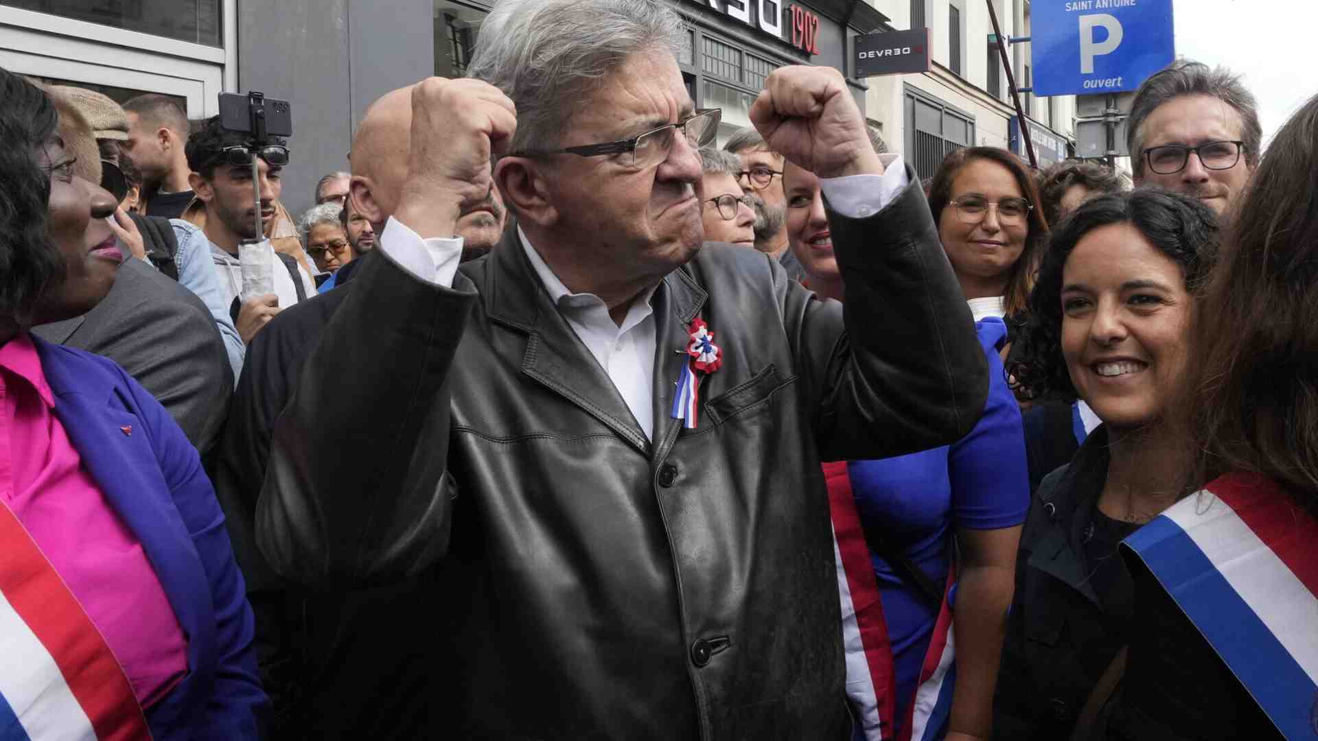 Mélenchon urla al golpe perché Macron applica la costituzione