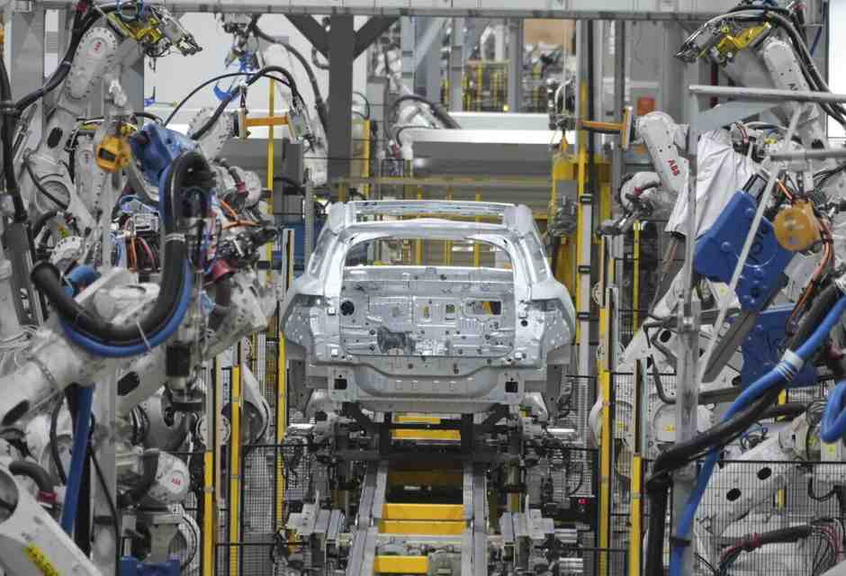 L'auto elettrica ancora a picco in Europa: i numeri di Acea e l'appello dei produttori