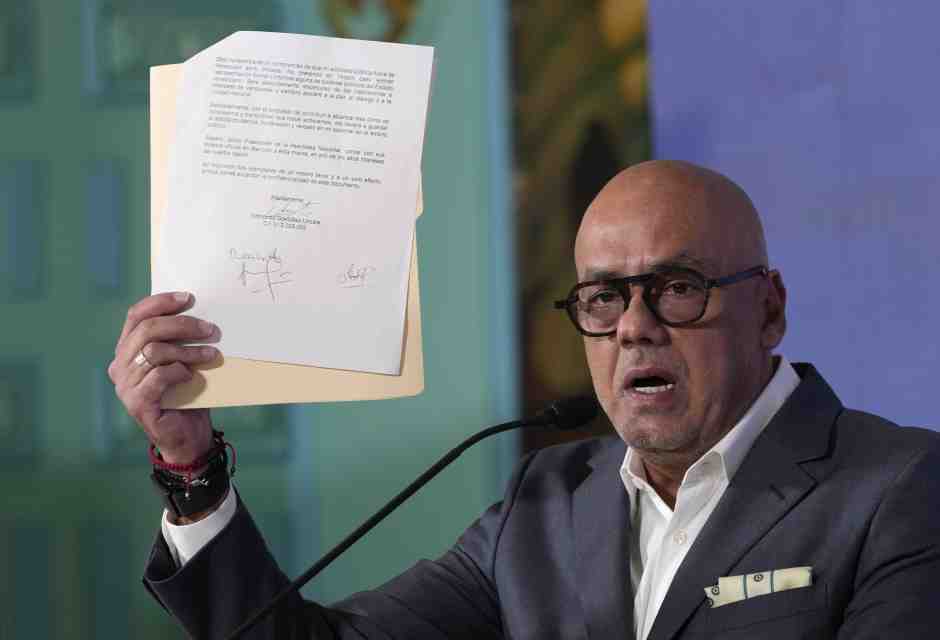 González Urrutia costretto a riconoscere la vittoria di Maduro: il caso diplomatico che imbarazza la Spagna