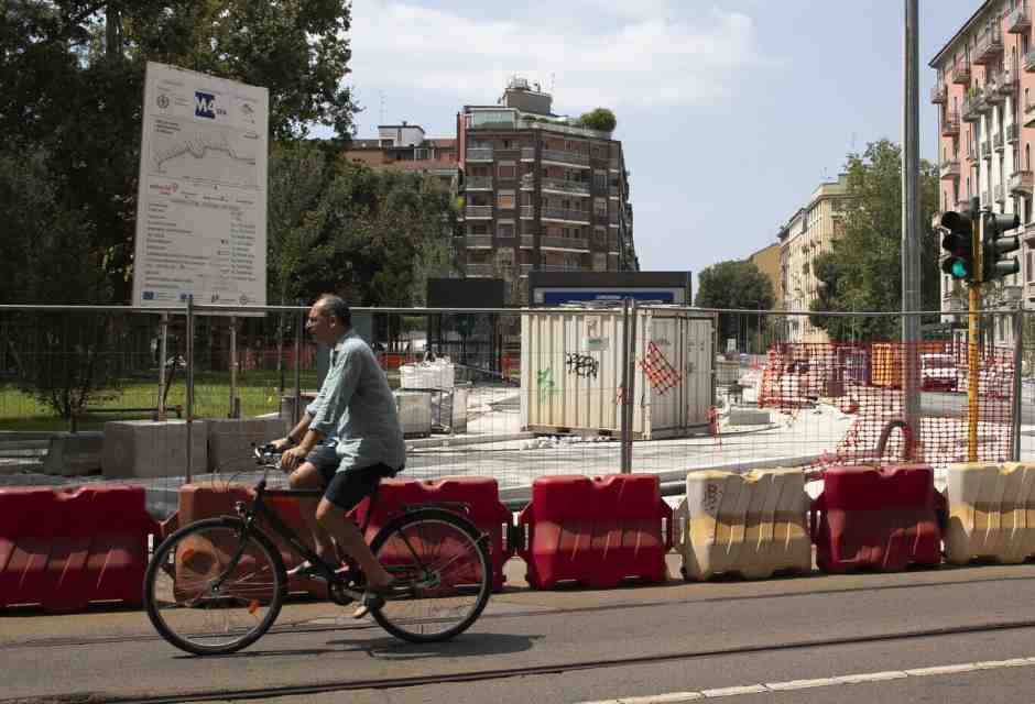 Milano, 12 miliardi bloccati: cantieri fermi e accuse di lottizzazione abusiva. Anche Confindustria lancia l'allarme