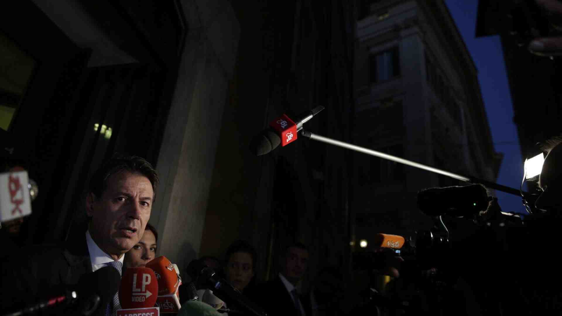 Il M5s abbraccia il berlusconismo per paura di non poterlo odiare più