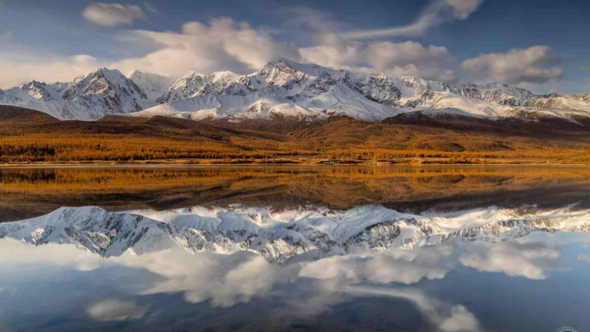 L'autunno dipinto sui Monti Altai, le vette dorate della Siberia
