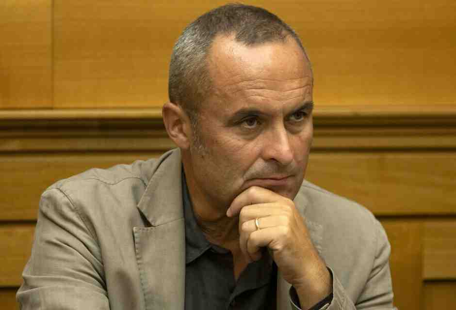 Costa lascia, De Raho si incolla. Un caso di doppio standard istituzionale