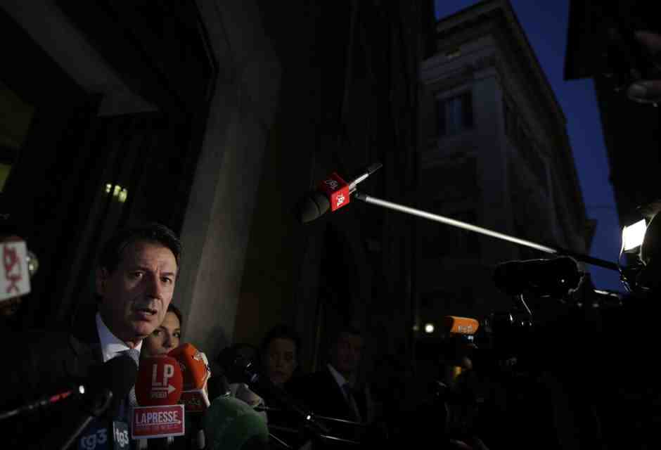 Il M5s abbraccia il berlusconismo per paura di non poterlo odiare più