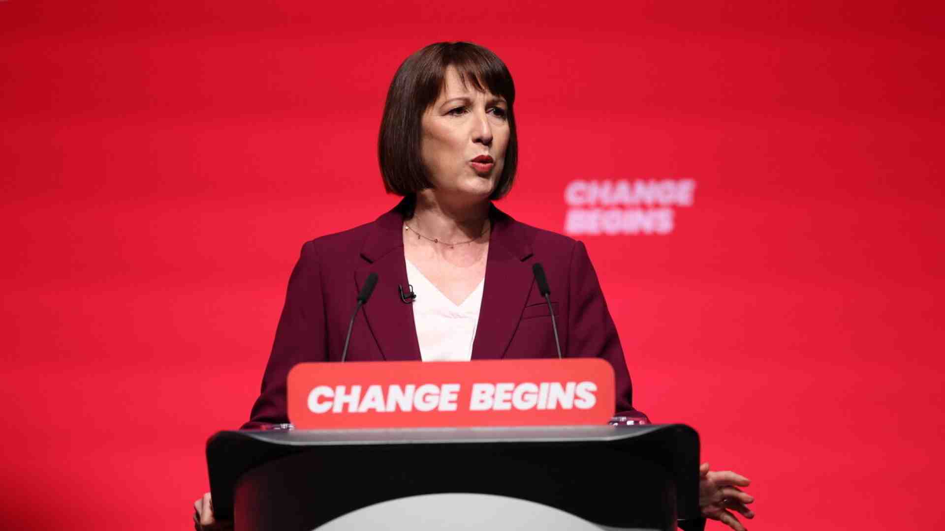 Reeves getta luce sulla cupa economica inglese. L’ombra di Lord Alli sul Labour