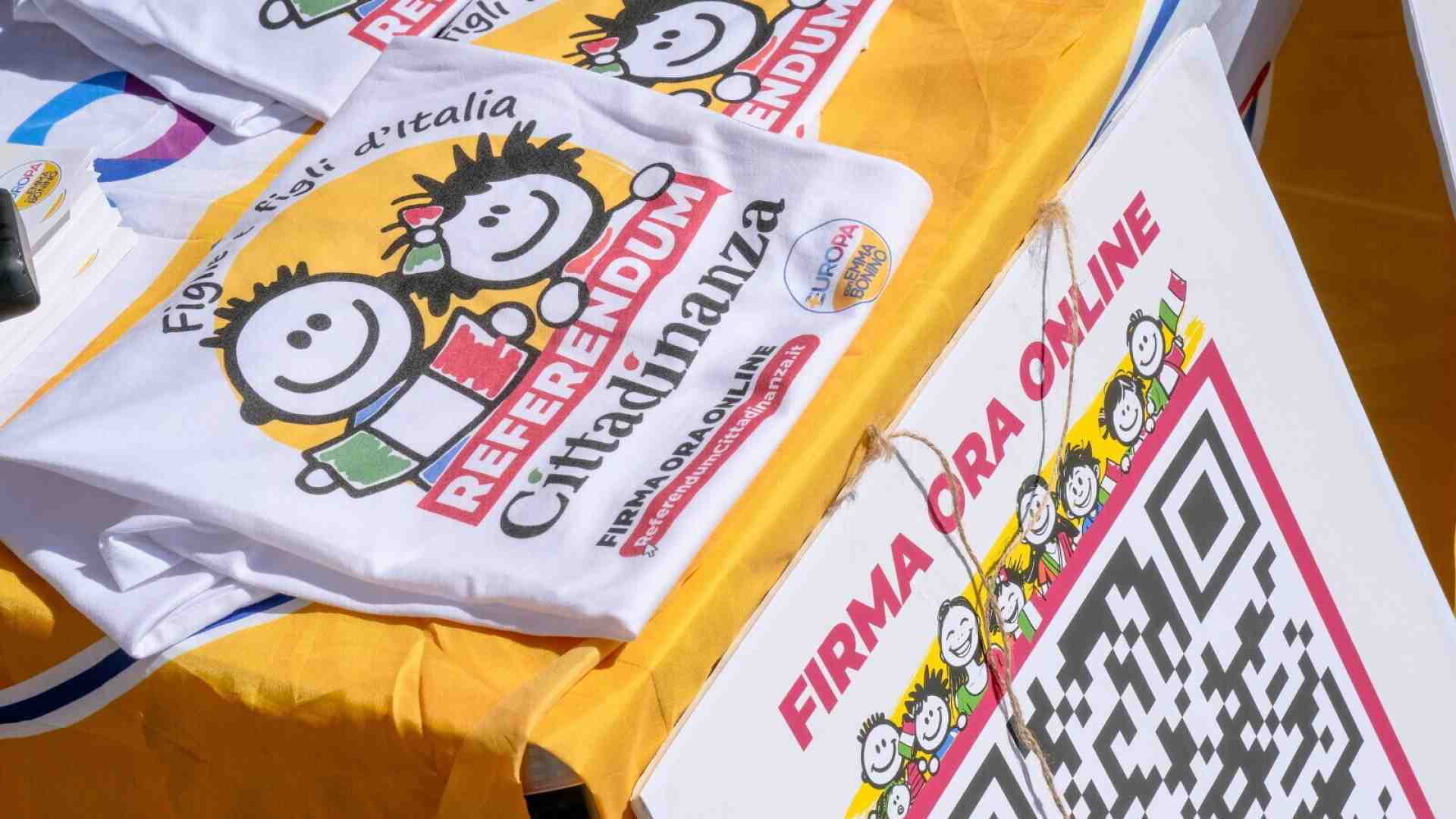 Referendum cittadinanza, raggiunte le 500 mila firme. Ma dalla maggioranza: "È una pagliacciata"