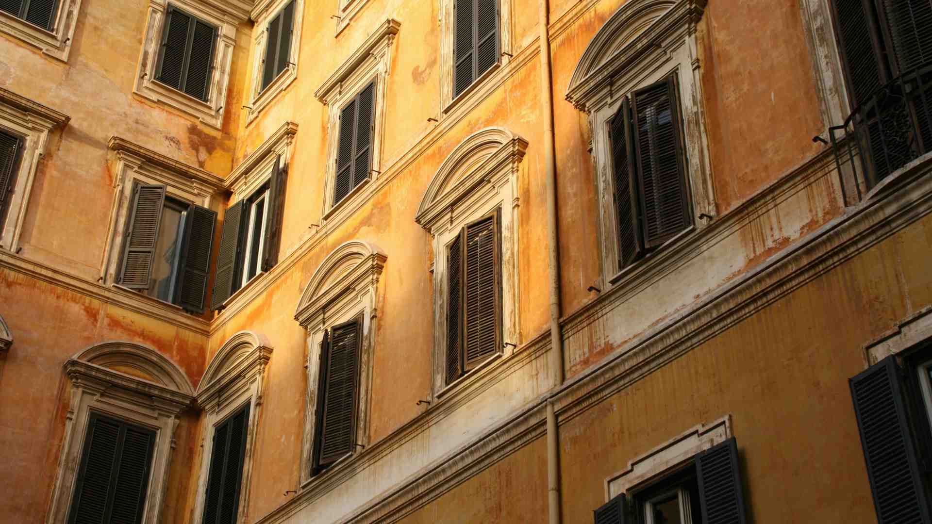 Un albergo romano, una richiesta sospettosa e la metafora del nostro tempo