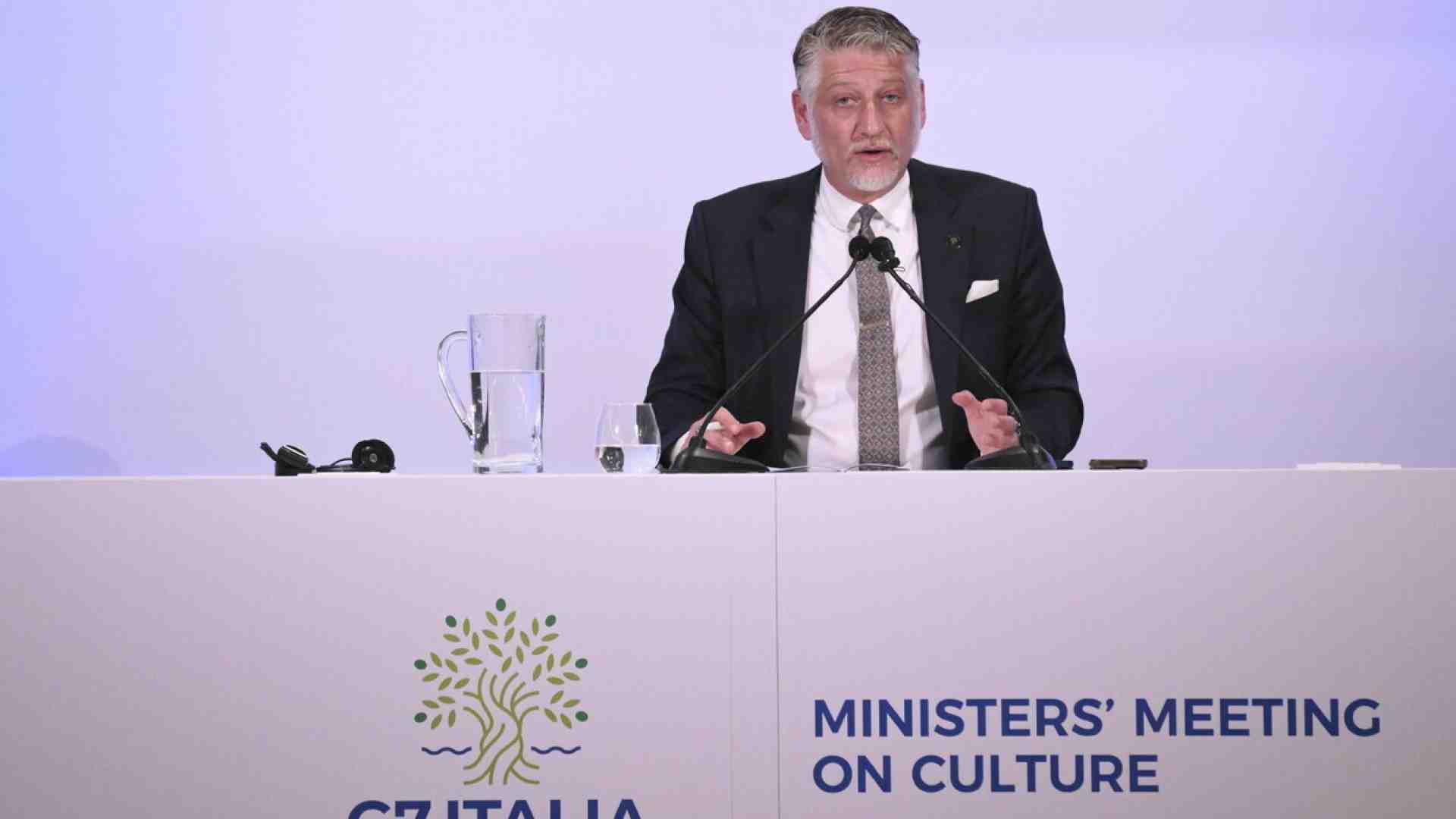 Giuli si laurea a 48 anni: lunedì l'ultimo esame, poi la discussione della tesi