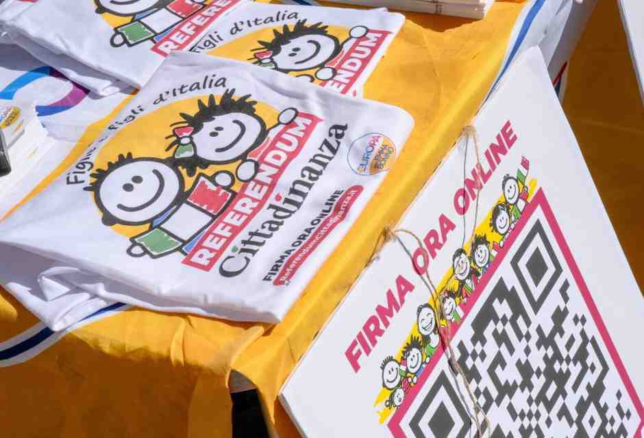 Referendum cittadinanza, raggiunte le 500 mila firme. Ma dalla maggioranza: "È una pagliacciata"