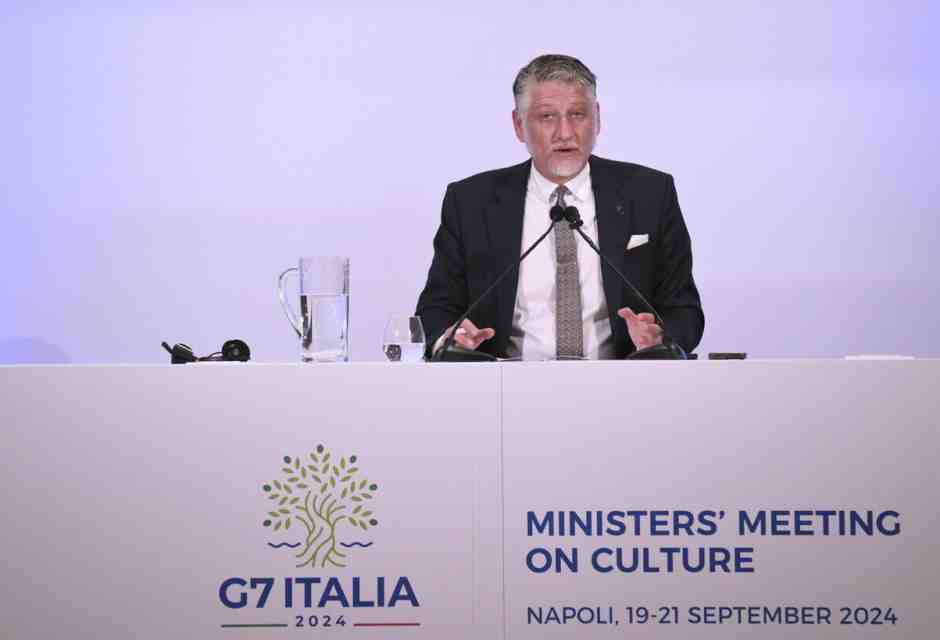 Giuli si laurea a 48 anni: lunedì l'ultimo esame, poi la discussione della tesi