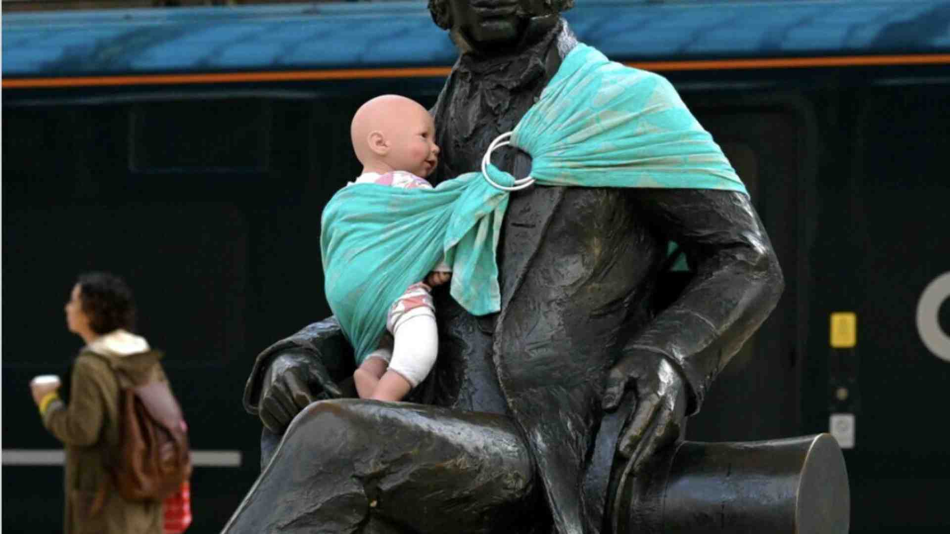 Le proteste si fanno anche sulle statue, ma a loro non importa