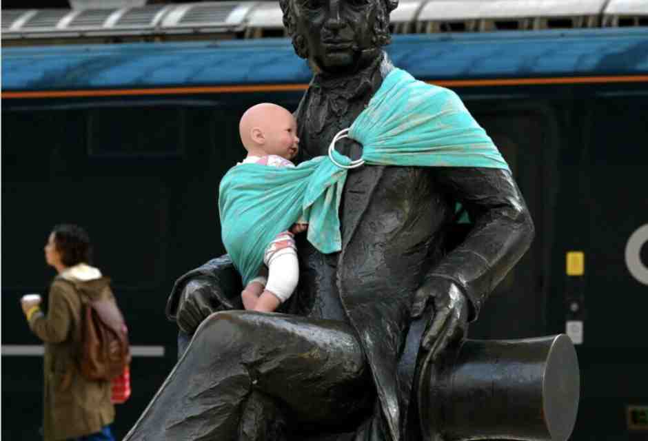 Le proteste si fanno anche sulle statue, ma a loro non importa