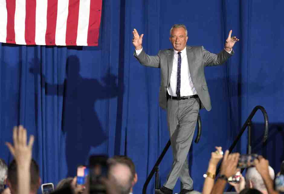 Robert Kennedy Jr. come Sangiuliano? Una bionda forse un po' stalker scuote l'America