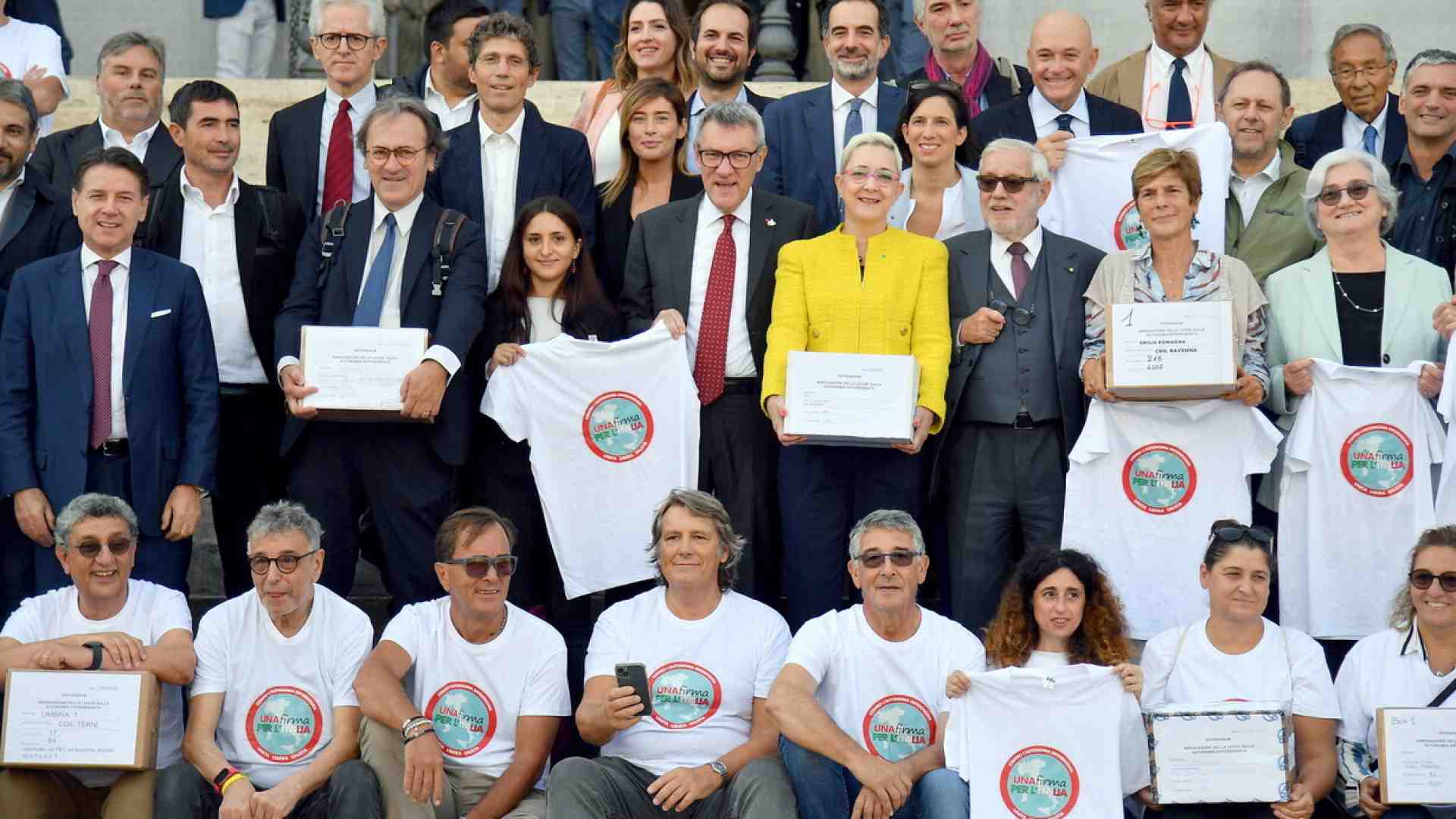 Il campo largo deposita le firme del referendum contro l'Autonomia ma la Rai oscura la foto di gruppo