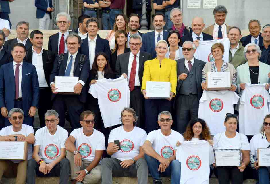 Il campo largo deposita le firme del referendum contro l'Autonomia ma la Rai oscura la foto di gruppo