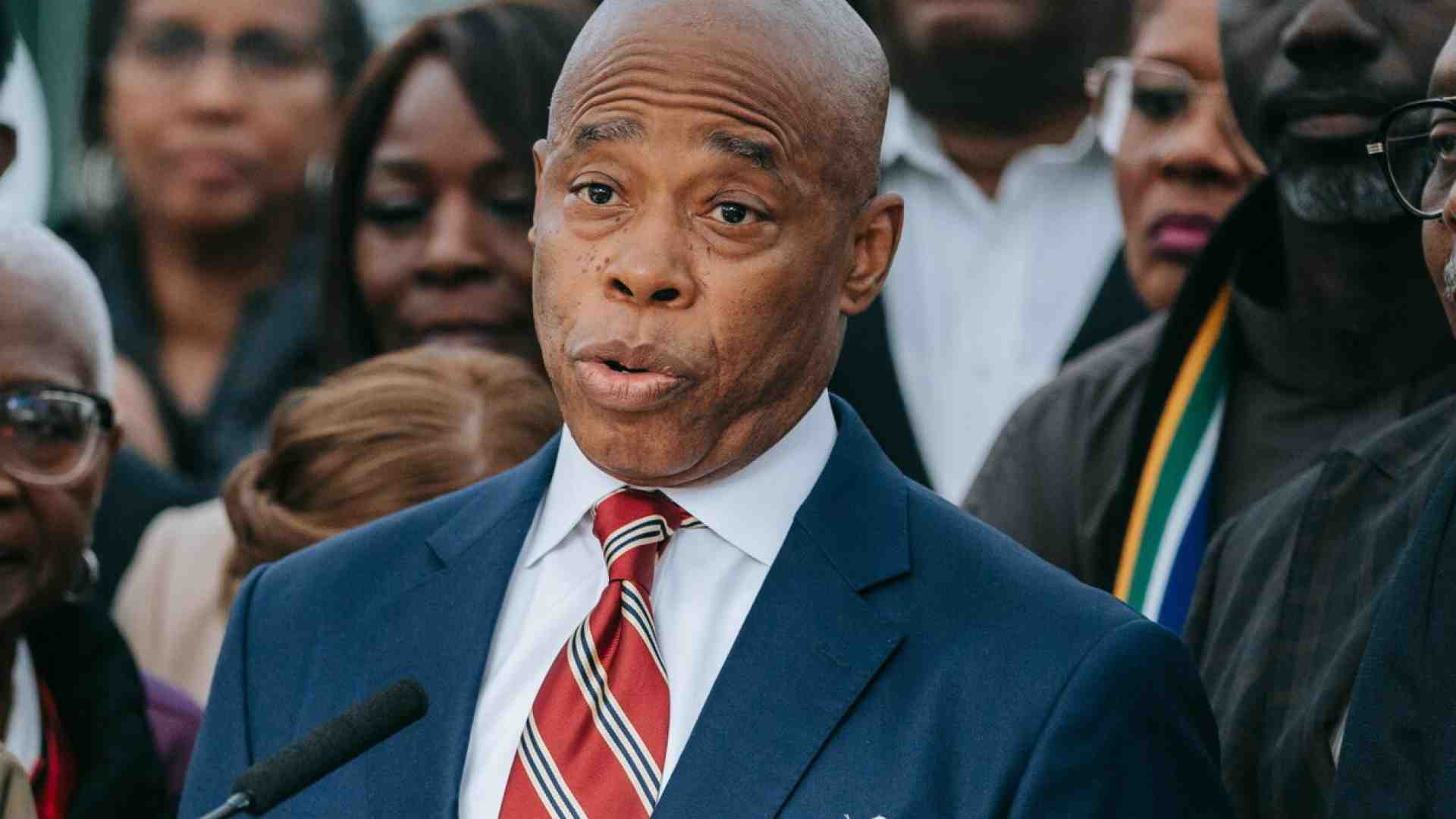 A New York il sindaco è accusato di corruzione in silenzio, contestato di reati certi. Poi c'è Genova