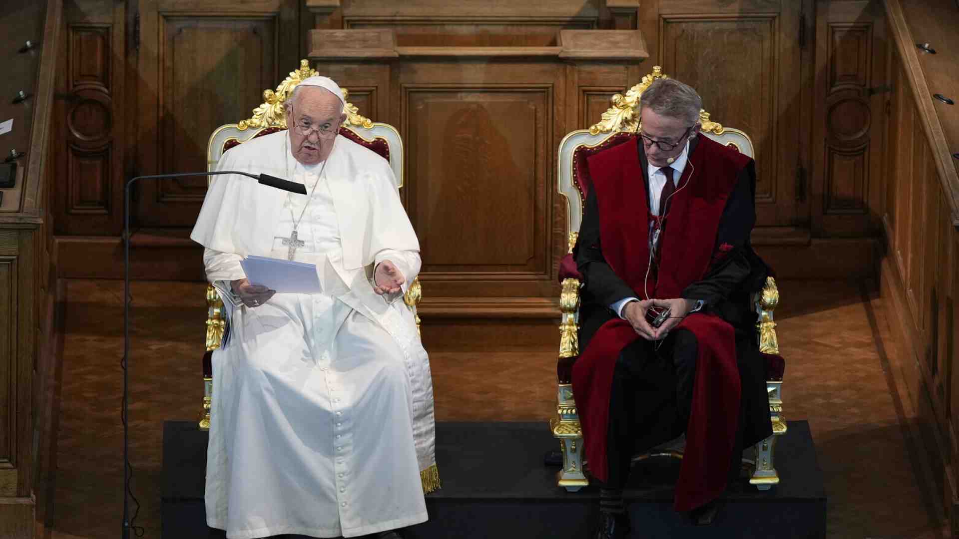 Il Papa va in Belgio e bastona relativisti e cultori del pensiero debole