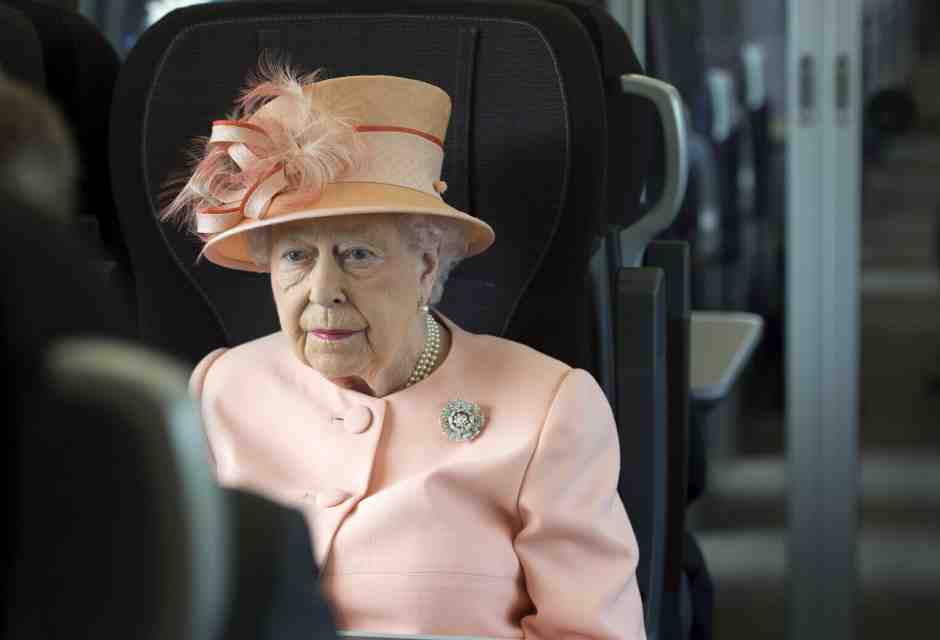 In treno sotto la Manica si parla di cani, fiori e meteo. La leggerezza che manca a noi e ai francesi
