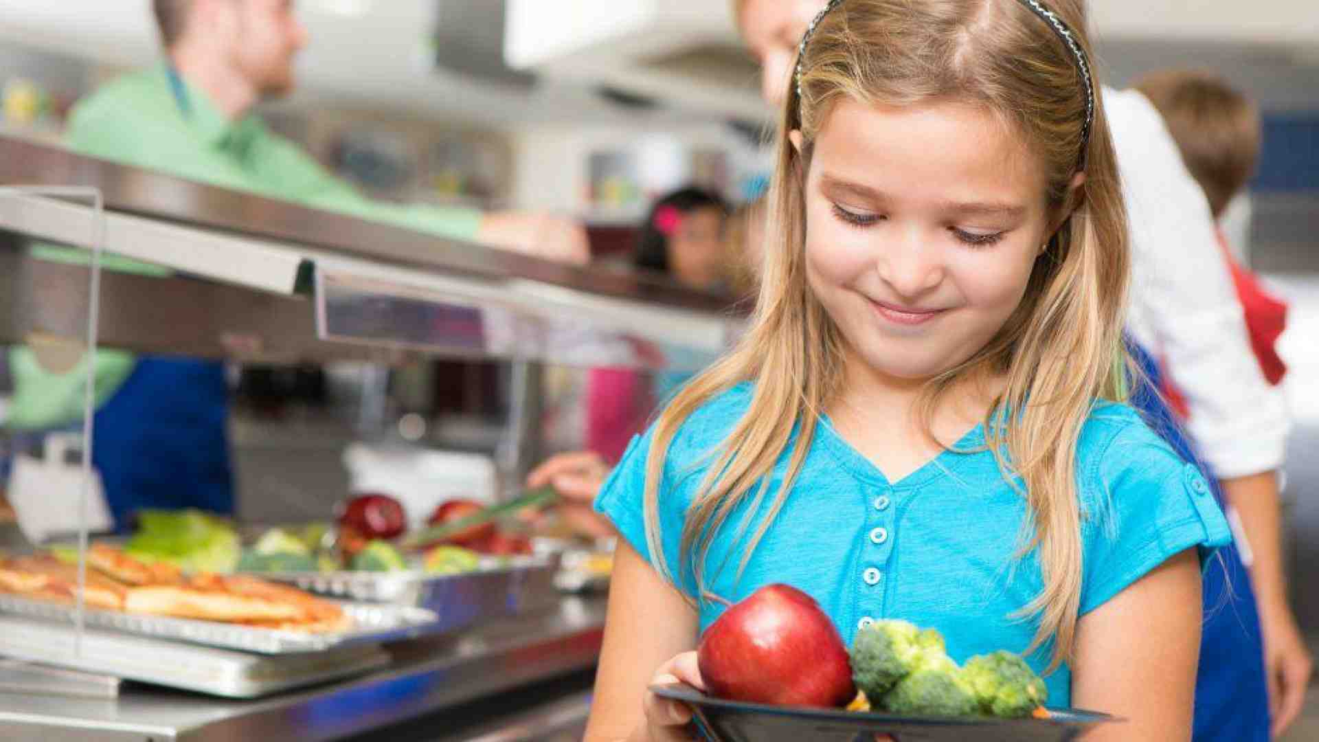 Lo spreco alimentare si combatte in mensa, a scuola come in azienda