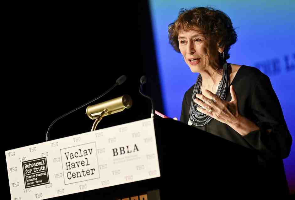 “Prima bruciano i libri, poi ammazzano le persone”. Azar Nafisi contro il regime di Teheran