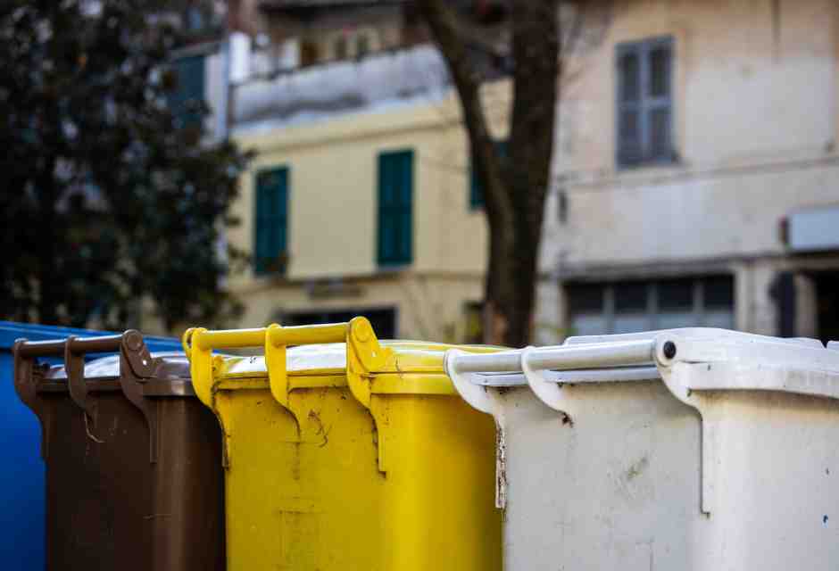 I baby boomer fanno la differenziata, i loro figli (giovani ed ecologisti) no