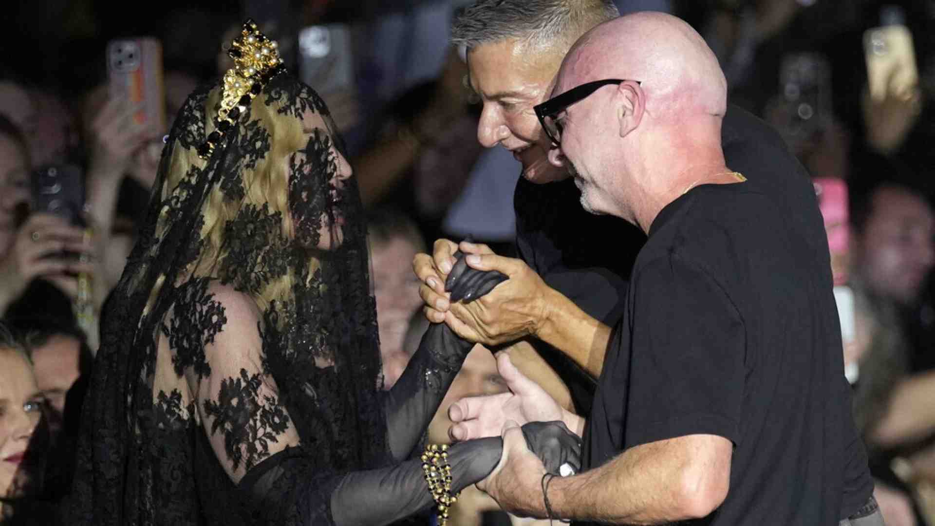 Il velo pietoso: dalle incisioni secentesche alle sfilate di Madonna