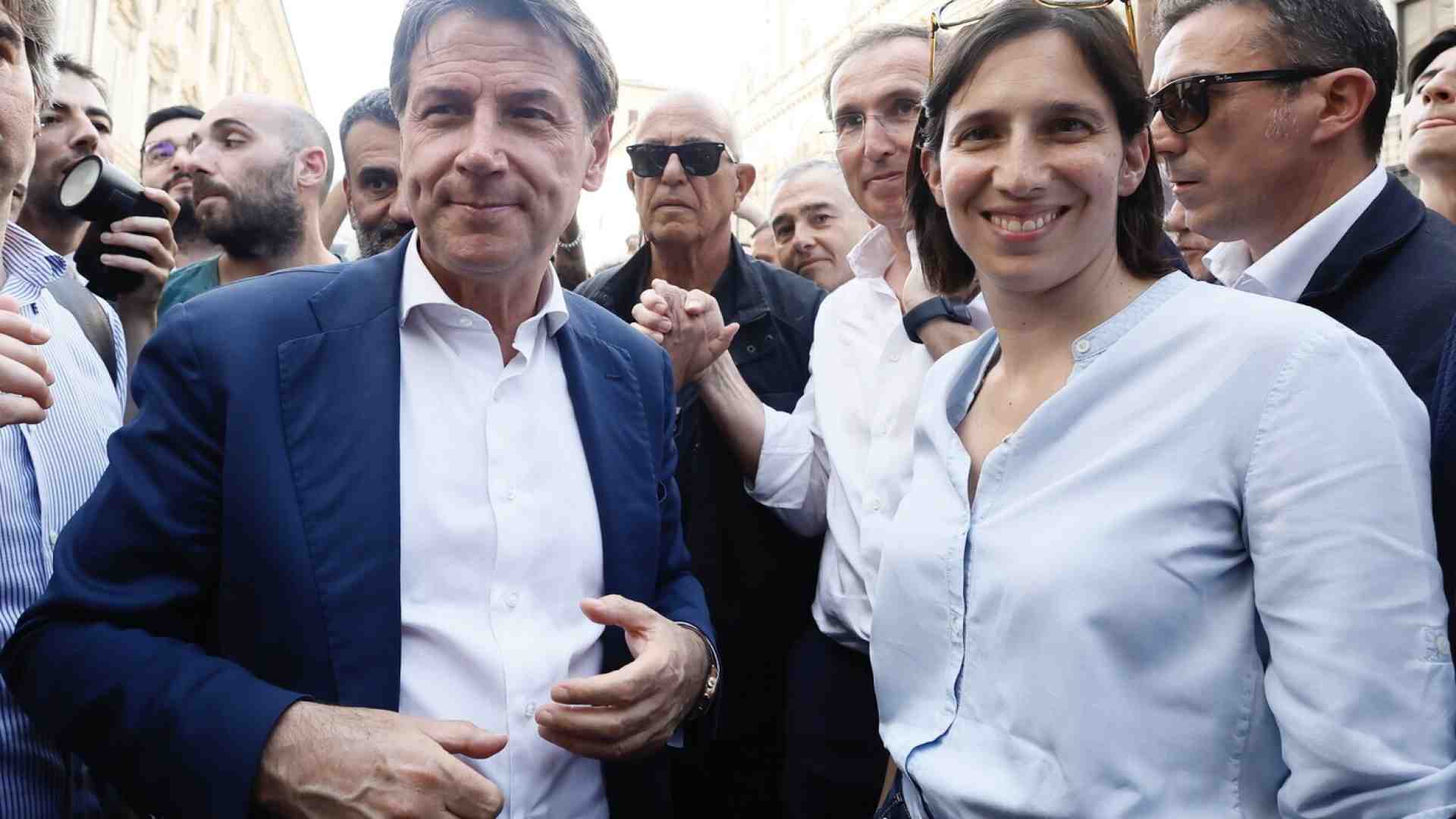 Mugugni dem su Conte e Schlein, ma la segretaria non cambia rotta