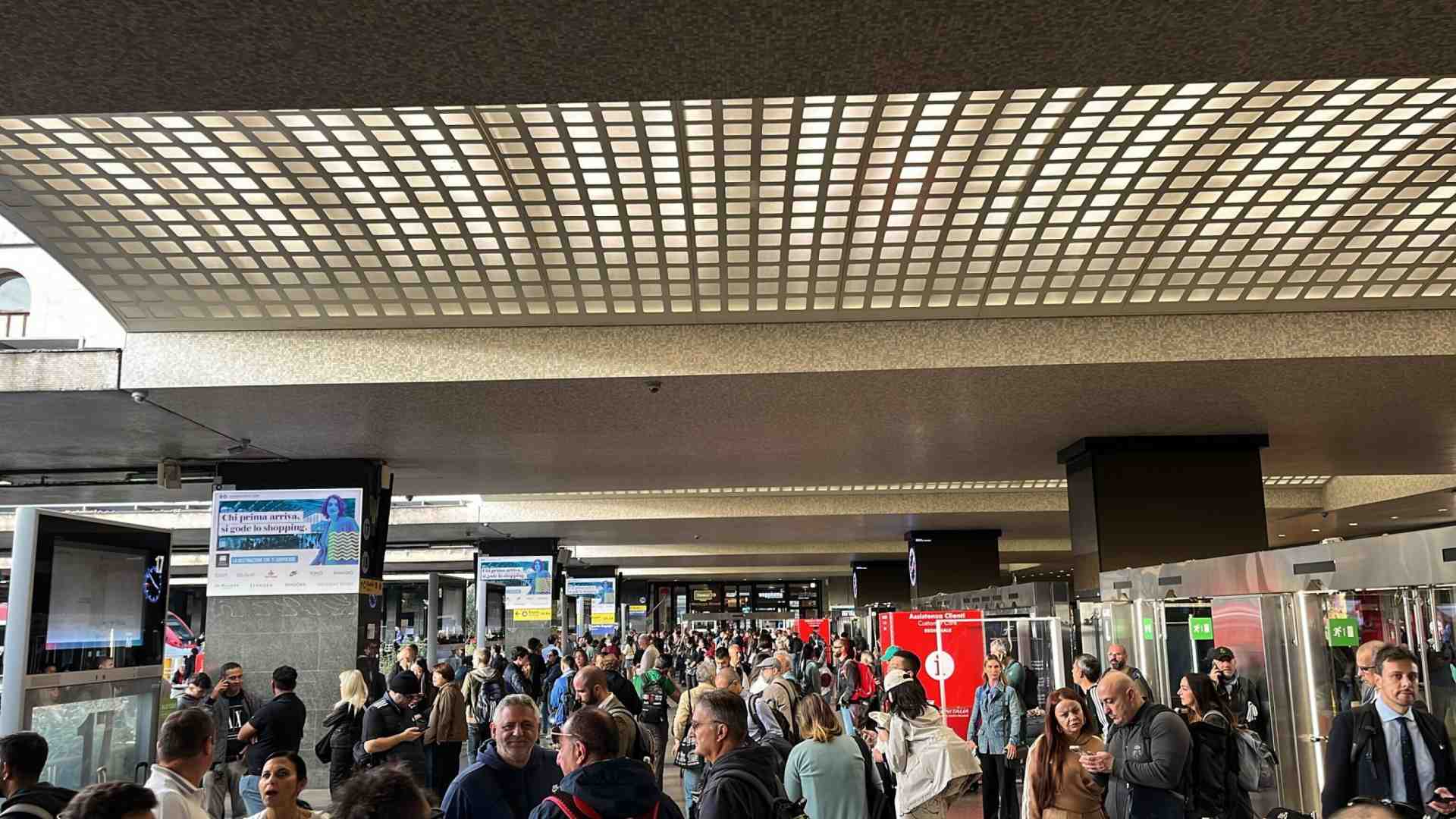 Un guasto a Roma manda in tilt i treni. È polemica su Salvini che si difende: "Errore di una ditta privata"