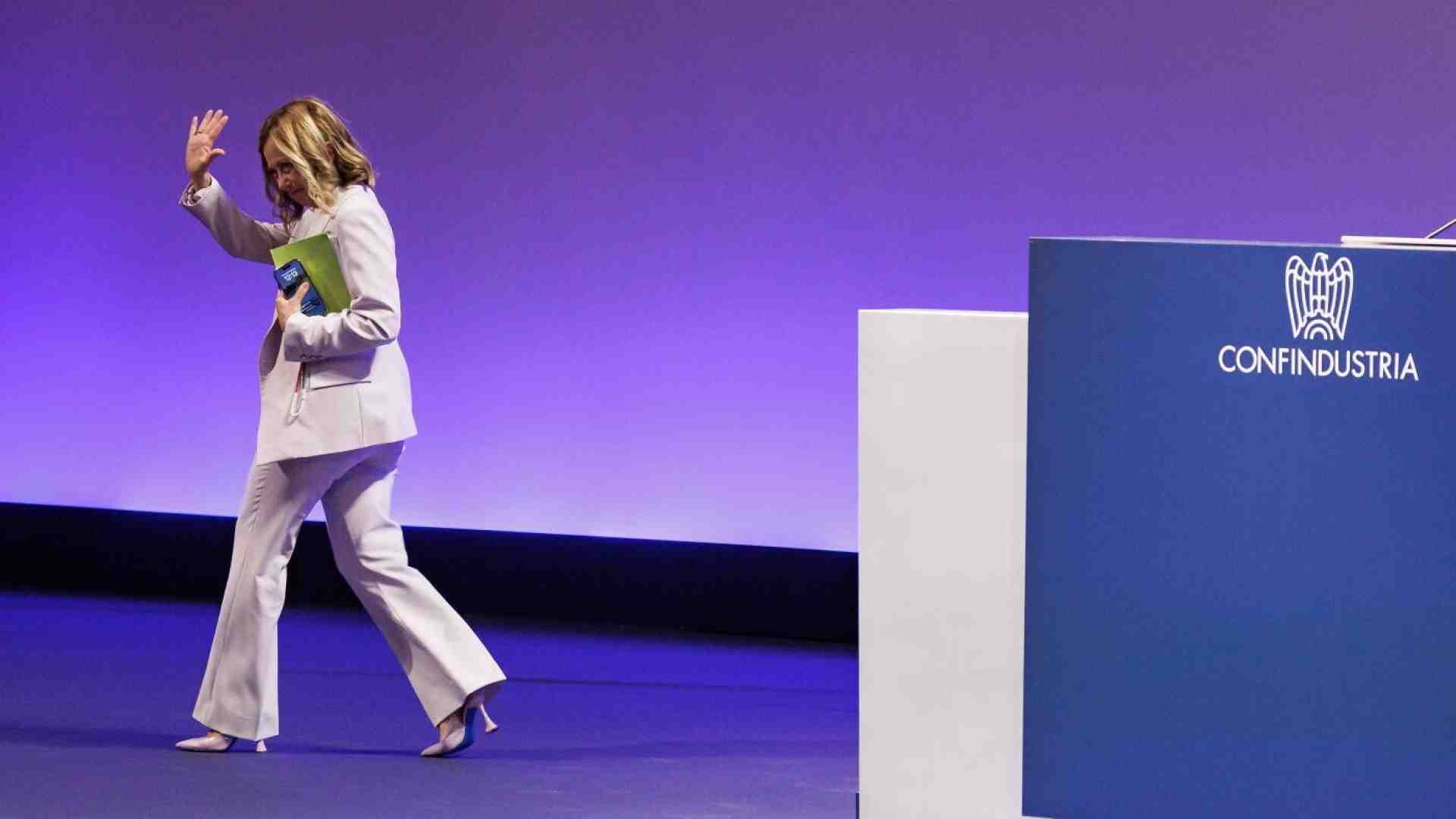 I primi due anni di Meloni spiegati con le splendide piroette sui poteri forti