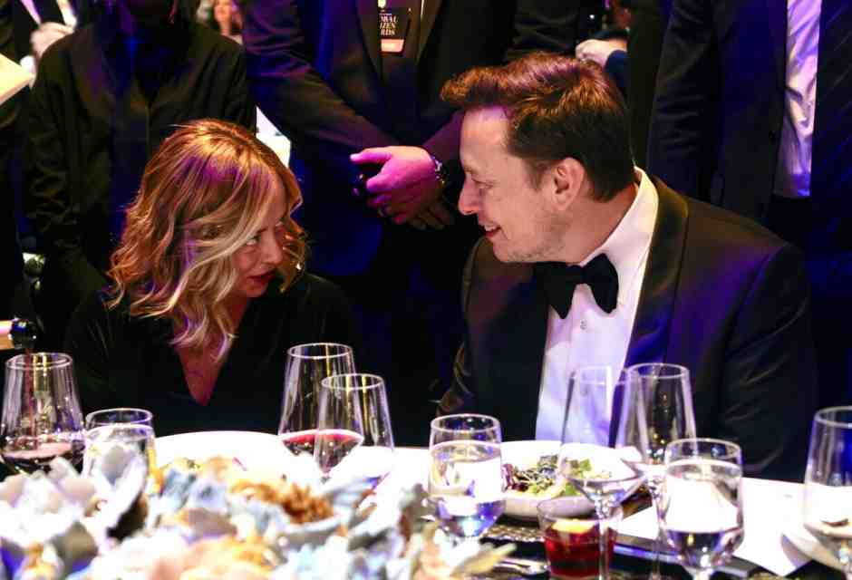 Le pazze condizioni che Meloni avrebbe posto a Musk: stallo sull’assunzione di Pino Insegno