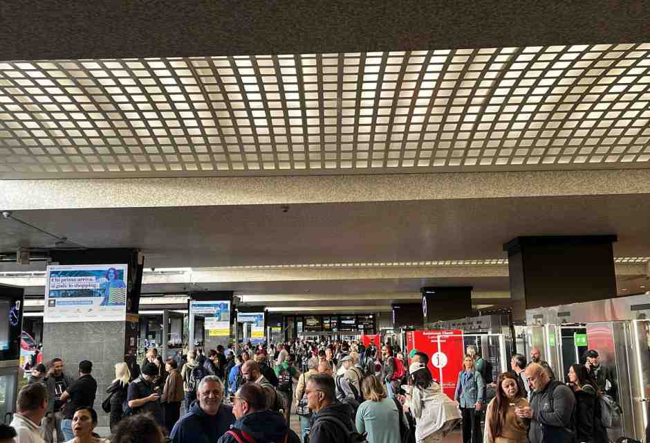 Un guasto a Roma manda in tilt i treni. È polemica su Salvini che si difende: "Errore di una ditta privata"