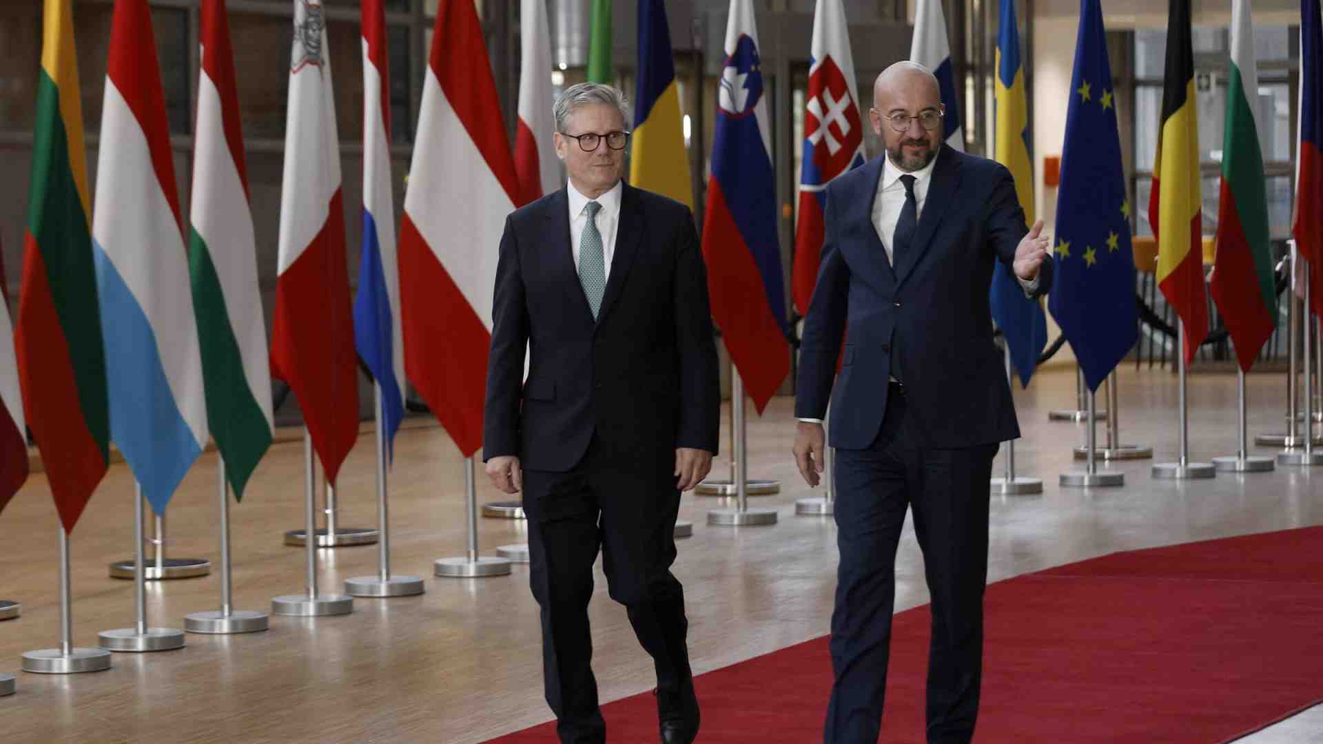 L’Ue spera nella buona volontà di Starmer che va a Bruxelles con un “reset” post Brexit molto limitato