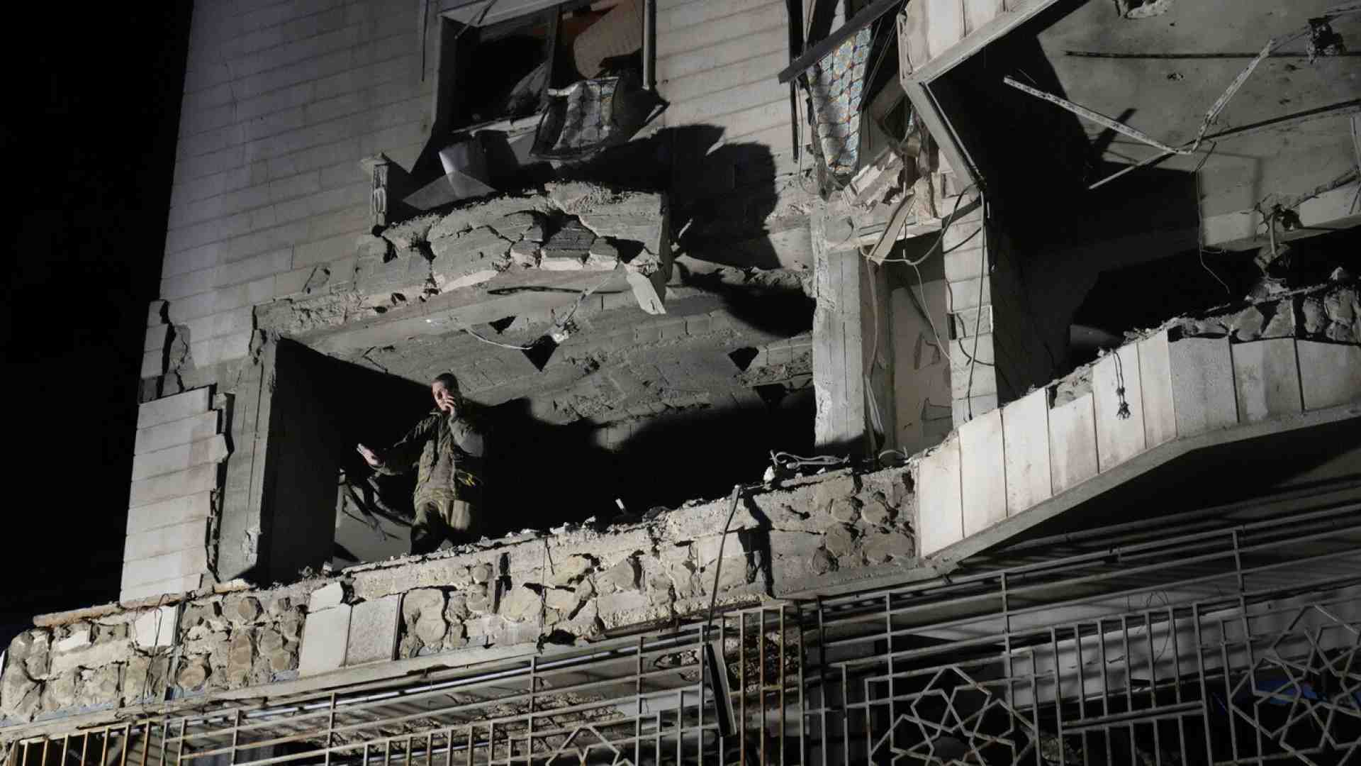 Un missile israeliano colpisce un edificio in centro a Beirut. Per gli Stati Uniti: "Siti nucleari iraniani sono off limits"