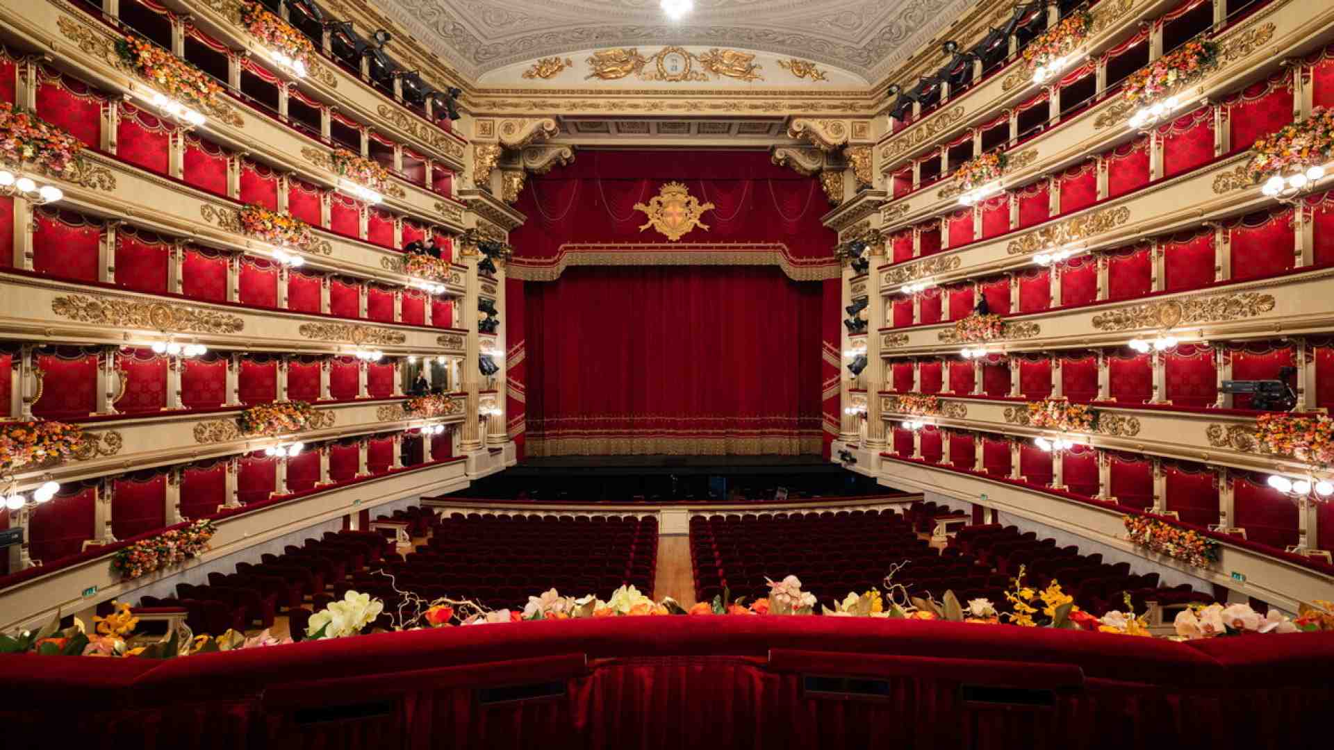 Il salto vertiginoso di Carsen dal barocco alla Milano fighetta d'oggi