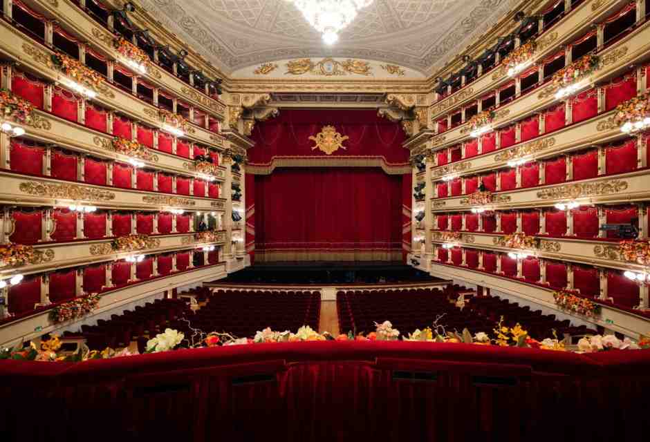 Il salto vertiginoso di Carsen dal barocco alla Milano fighetta d'oggi