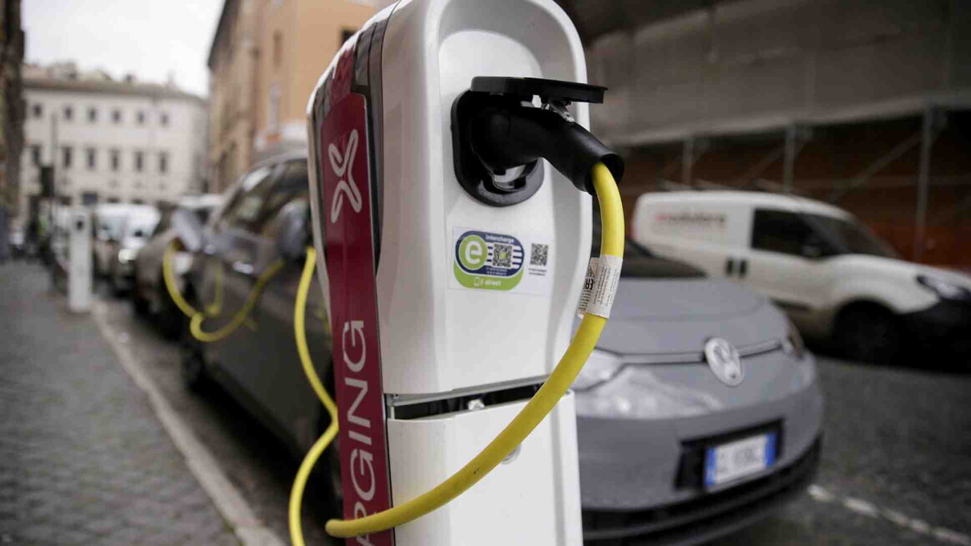 Le colonnine per le auto elettriche sono lapidi di un settore già morto
