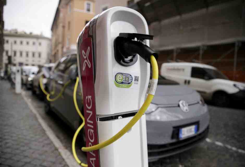 Le colonnine per le auto elettriche sono lapidi di un settore già morto